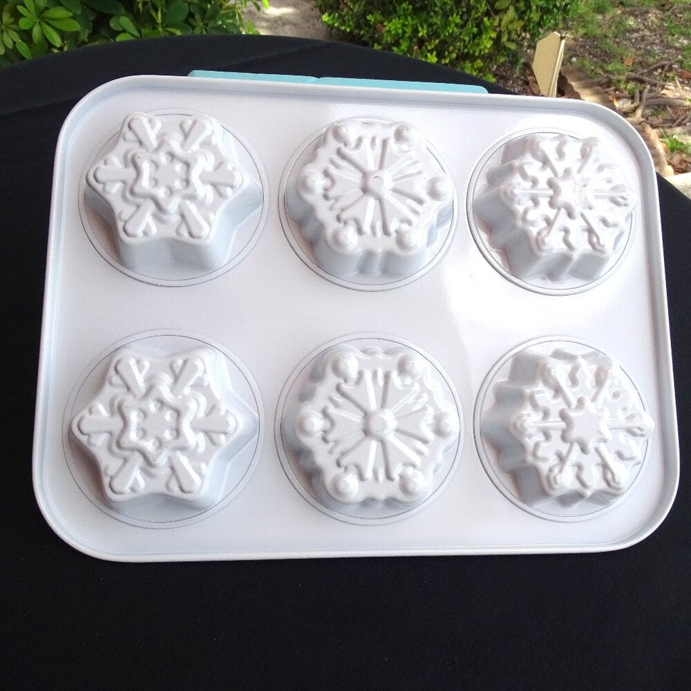 Snowflake Cakelet Baking Pan Never Used